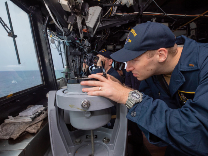 미국 7함대 소속 군함이 28일(현지시간) 대만해협을 통과할 당시 승무원들이 분주하게 움직이는 모습. 연합뉴스