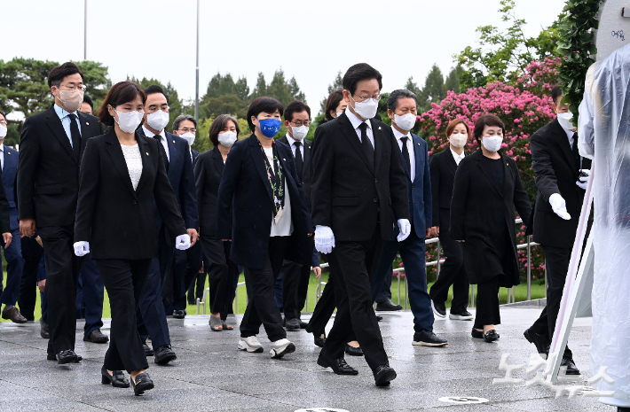 더불어민주당 이재명 신임 당대표를 비롯한 지도부가 29일 오전 서울 동작구 국립서울현충원을 찾아 현충탑으로 향하고 있다. 국회사진취재단