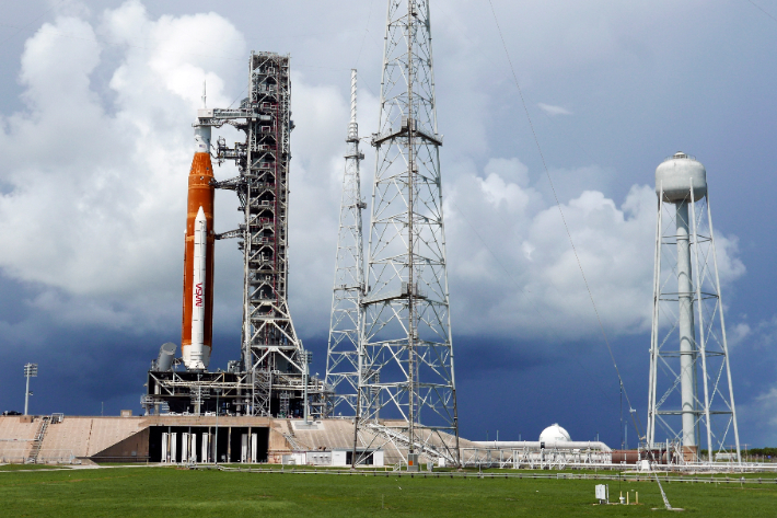 미국의 달 복귀 계획인 '아르테미스(Artemis) 프로그램'의 첫 무인 비행 미션인 '아르테미스 1'에 나서는 초대형 로켓 '우주발사시스템'(SLS)이 25일(현지시간) 유인 캡슐 '오리온'을 탑재하고 플로리다주 케이프커내버럴 케네디우주센터의 39B 발사대에 세워져 있다. SLS는 오는 29일 오전 8시 33분(한국시간 오후 9시 33분) 발사될 예정이다. 연합뉴스