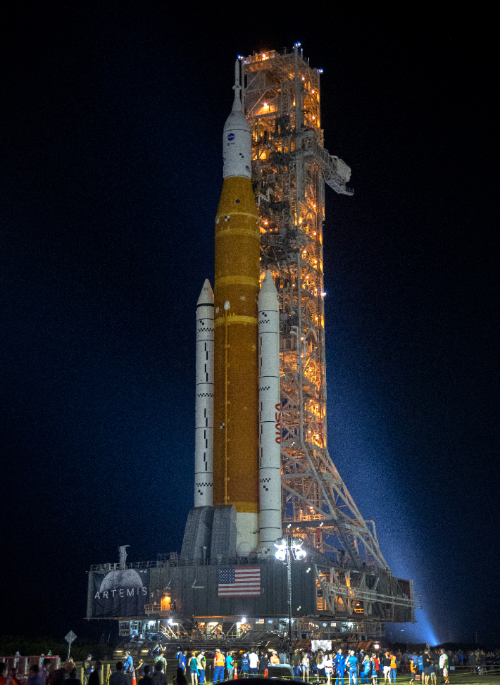16일(현지시간) 미국 플로리다주 케네디우주센터에서 '오리온' 캡슐을 탑재한 대형발사체 '우주발사시스템'(SLS)이 미항공우주국(NASA·나사) 조립동 건물에서 39B 발사대로 이송되고 있다. 미국의 달 복귀 계획인 '아르테미스'(Artemis) 프로그램의 첫발을 내딛는 아르테미스 1은 오리온 우주선과 초대형 발사체 SLS의 시험 무대로 29일 오전 8시 33분 발사될 예정이다. 연합뉴스