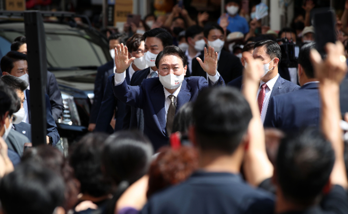 윤석열 대통령이 26일 오후 대구 중구 서문시장을 방문해 둘러본 뒤 시민들을 향해 손을 흔들고 있다. 연합뉴스