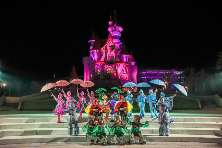 '로맨틱 레이니 퍼레이드' 공연. 롯데월드 어드벤처 부산 제공