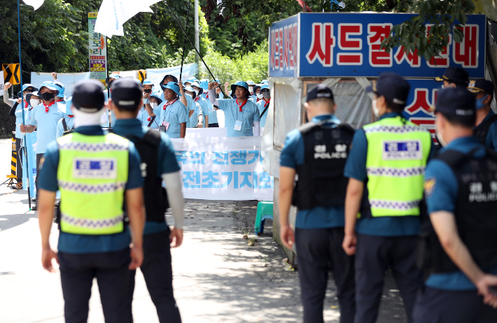 12일 경북 성주 사드(THAAD·고고도미사일방어체계) 기지 인근에서 민주노총 관계자 250여 명이 사드 기지 반대를 외치며 경찰과 대치하고 있다. 연합뉴스