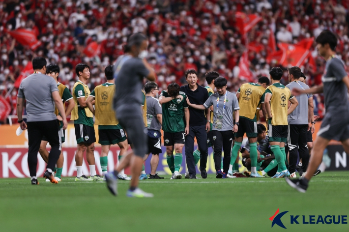 우라와 레즈(일본)와의 AFC 챔피언스리그 준결승에서 패한 전북 현대. 한국프로축구연맹