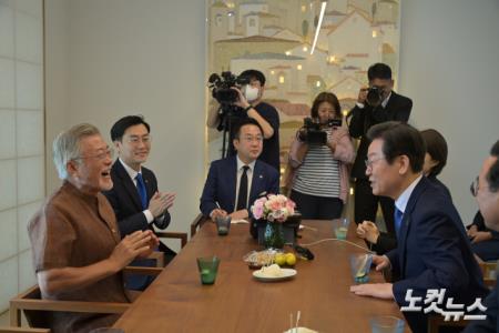 밝은 표정으로 이재명 신임 대표와 대화하는 문재인 전 대통령