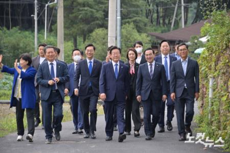 평산마을 찾은 이재명 신임 대표와 지도부