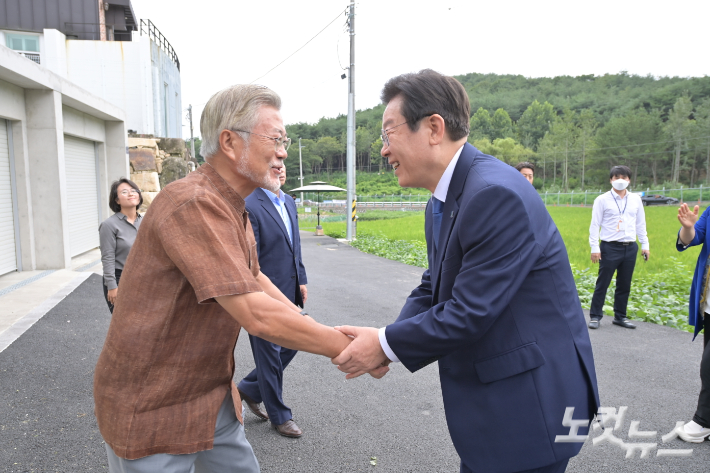 문재인 전 대통령과 이재명 더불어민주당 신임 당대표가 29일 경남 양산시 하북면 평산마을 사저에서 악수하고 있다. (더불어민주당 제공) 더불어민주당 제공