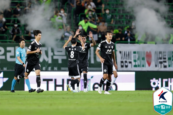 페널티킥 골을 넣고 기뻐하는 전북 현대 백승호. 한국프로축구연맹