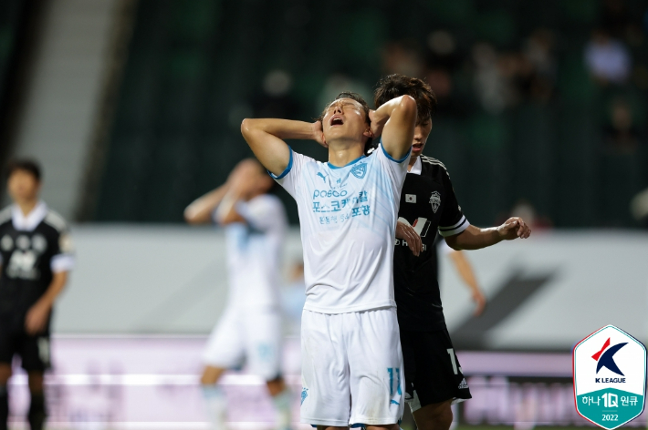 아쉬워 하는 포항 스틸러스 고영준. 한국프로축구연맹