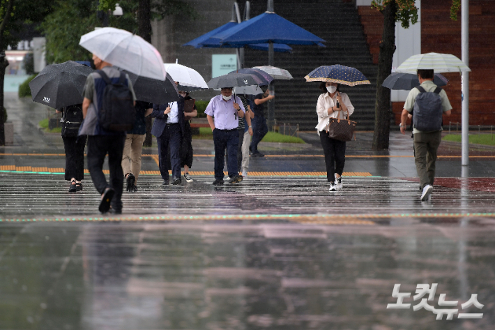 서울 등 수도권 대부분에 호우경보가 발령 중인 가운데 8일 서울 광화문광장에서 우산을 쓴 시민들이 발걸음을 옮기고 있다. 박종민 기자