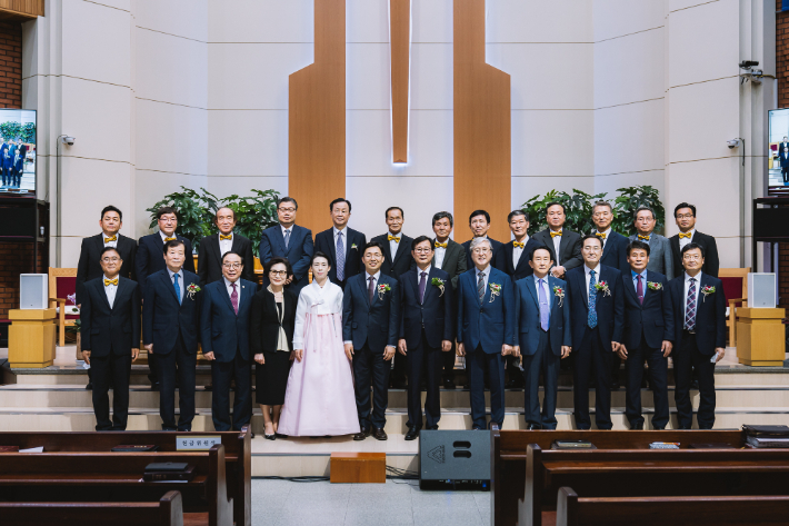 취임예배 후 기념촬영을 하고 있다. 평택 시온성교회 제공