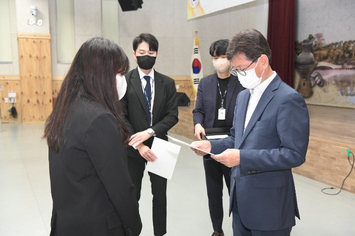 최훈식 장수군수가 지난 29일 신규 공무원에게 임용장을 수여하고 있다. 장수군 제공