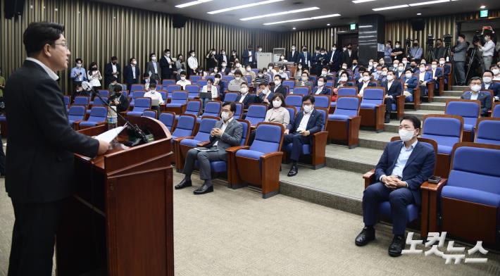 권성동 국민의힘 원내대표가 30일 서울 여의도 국회에서 열린 의원총회에 참석해 모두 발언하고 있다.