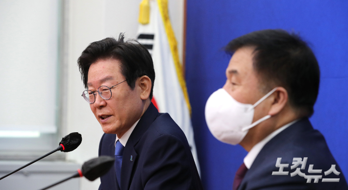 이재명 더불어민주당 신임 대표가 30일 오전 서울 여의도 국회에서 이진복 대통령실 정무수석을 접견, 인사말을 하고 있다. 윤창원 기자