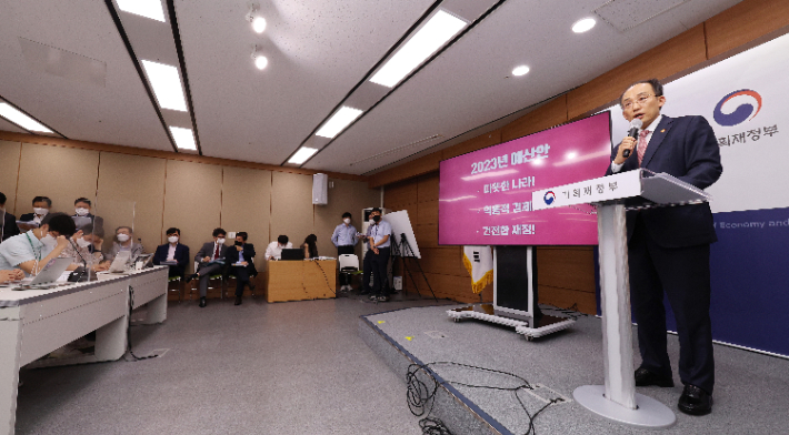 추경호 경제부총리 겸 기획재정부 장관이 지난 25일 세종시 정부세종청사에서 2023년도 예산안과 관련해 상세브리핑을 하고 있다. 연합뉴스