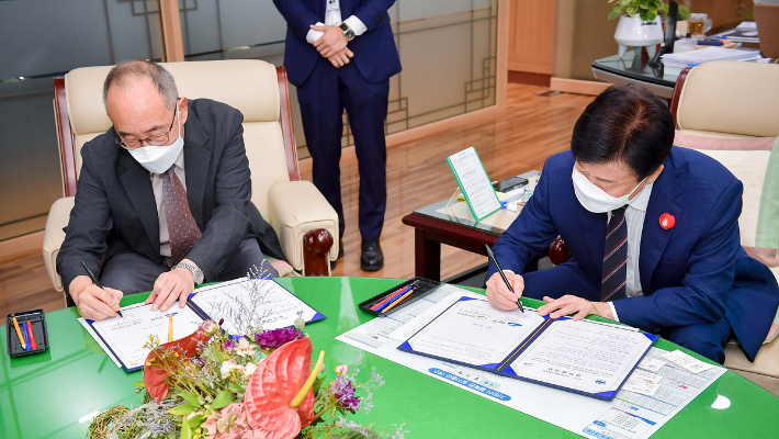 여수시와 국민대학교 산학협력단이 지난 29일 시장실에서 해상이동형 해수담수화 플랜트 시범사업을 위한 업무협약을 체결했다. 여수시 제공