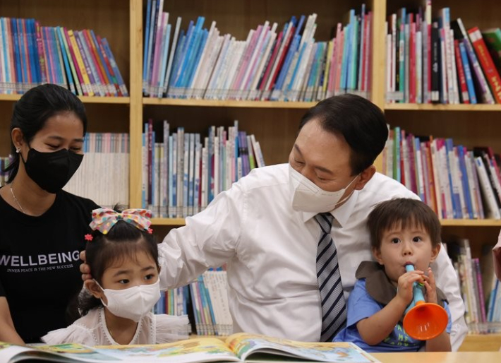 윤석열 대통령이 30일 오전 서울 구로구 가족센터를 방문, 공동육아나눔터 교육 현황과 내용에 대한 설명을 듣고 있다. 연합뉴스