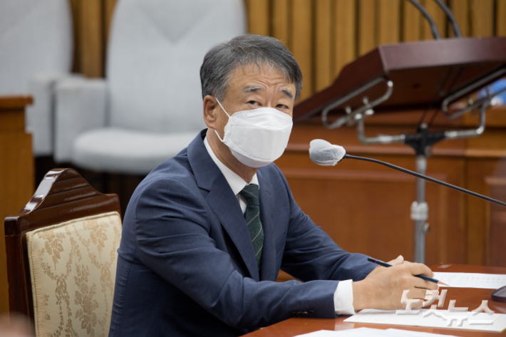 오석준 대법관 후보자가 29일 서울 여의도 국회에서 열린 인사청문회에서 의원 질의에 답변을 하고 있다. 윤창원 기자