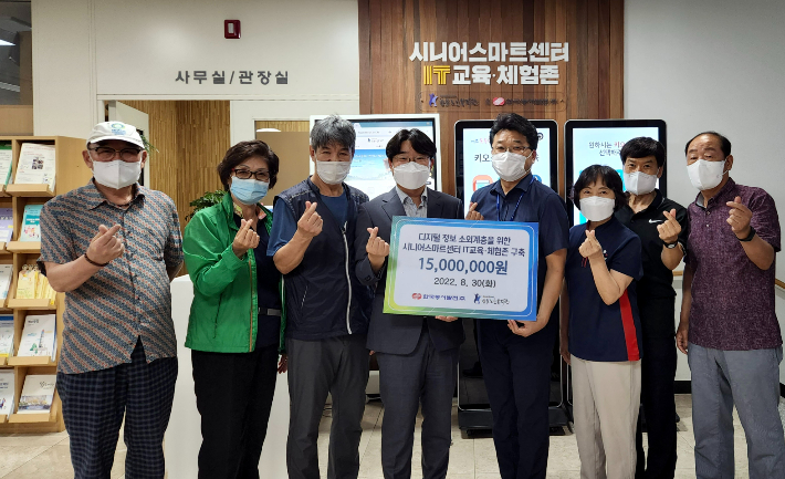 한국동서발전(주)는 30일 울산 중구 함월노인복지관에 시니어 스마트센터 3호점을 설치했다. 동서발전 제공