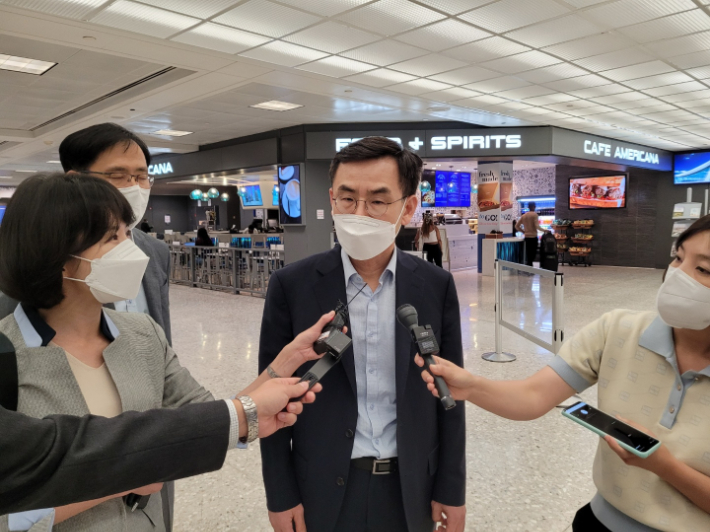 미국 측과 전기차 보조금 문제를 협의하고자 방미한 안성일 산업통상자원부 신통상질서전략실장이 29일(현지시간) 워싱턴DC 덜레스 국제공항에서 기자들의 질문에 답하고 있다. 연합뉴스