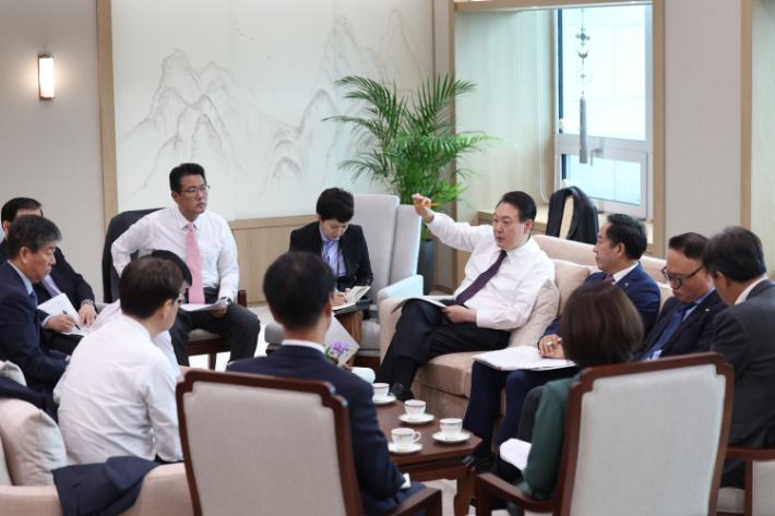 윤석열 대통령이 29일 서울 용산 대통령실 청사에서 수석비서관회의를 주재하고 있다. 연합뉴스