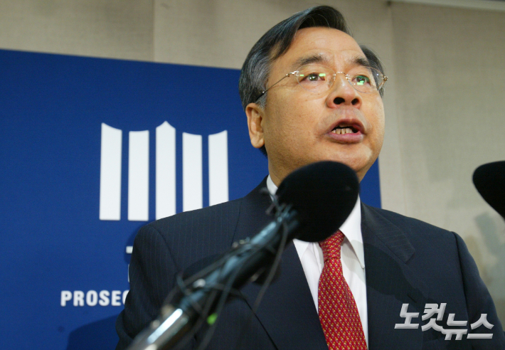 지난 2006년 12월 7일 서울 대검찰청 대회의실에서 론스타 사건 중간수사 발표가 열린 가운데 박영수 중수부장이 사건 경과를 발표하고 있다. 