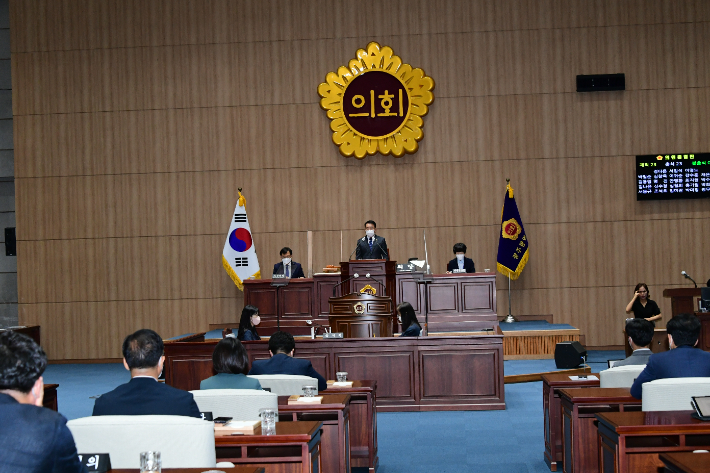 정무창 의장이 31일 광주광역시의회 본회의장에서 제309회 임시회 폐회사를 하고 있다. 광주광역시의회 제공 