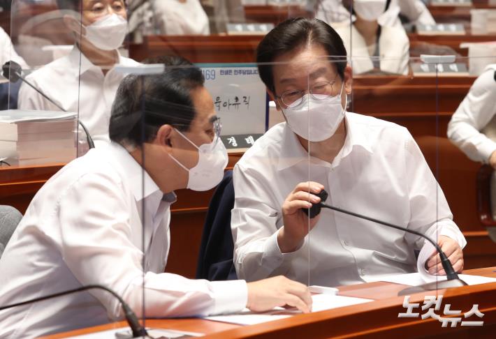 이재명 더불어민주당 대표와 박홍근 원내대표가 31일 오후 서울 여의도 국회에서 열린 '2022년 정기국회 대비 국회의원 워크숍'에서 대화하고 있다.