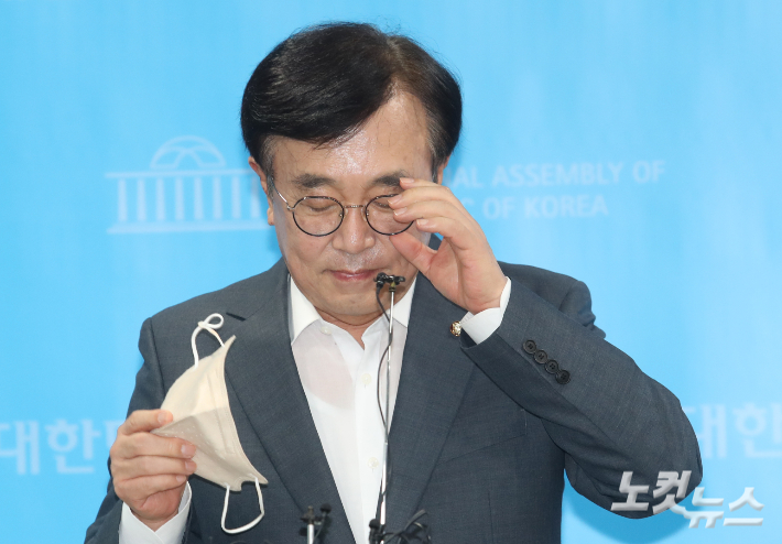 서병수 국민의힘 전국위원회 의장이 31일 서울 여의도 국회 소통관에서 기자회견에 앞서 안경을 만지고 있다. 서 의장은 전국위원회 의장직 사퇴를 밝혔다. 윤창원 기자