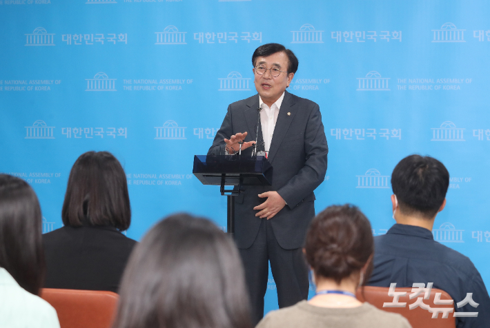 서병수 국민의힘 전국위원회 의장이 31일 서울 여의도 국회 소통관에서 전국위원회 의장직 사퇴를 밝히는 기자회견을 하고 있다. 윤창원 기자