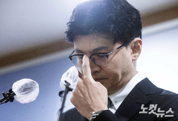 한동훈 법무부 장관이 31일 오후 정부과천청사 법무부 브리핑실에서 론스타 국제투자분쟁(ISDS) 사건 판정 선고 관련 브리핑을 하고 있다. 황진환 기자