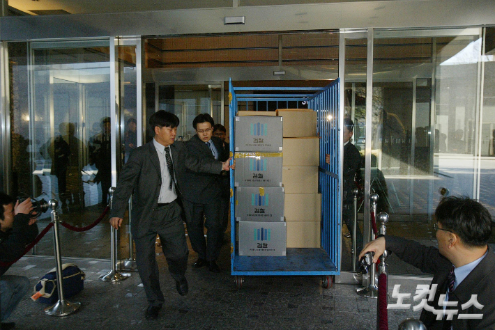 지난 2006년 3월 검찰 직원들이 론스타에서 압수수색을 한후 수사 관련자료를 검찰로 옮기고있다. 