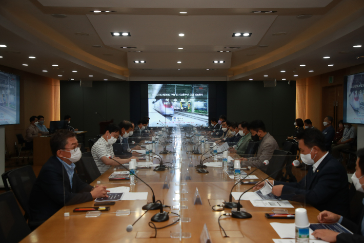 경기 평택시는 지난 30일 시청 종합상황실에서 친환경 철도 중심의 대중교통체계 수립을 위한 '평택시 도시철도망 구축 및 신교통수단 도입 검토용역 착수보고회'를 열었다. 평택시청 제공