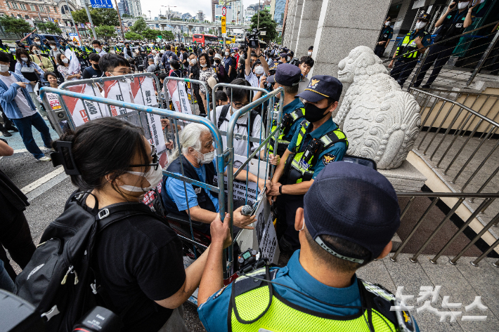  31일 오후 서울 중구 남대문경찰서 앞에서 전국장애인차별연대 활동가들이 경찰 조사를 받기 위해 경찰서 내부로 이동하고 있다. 연합뉴스