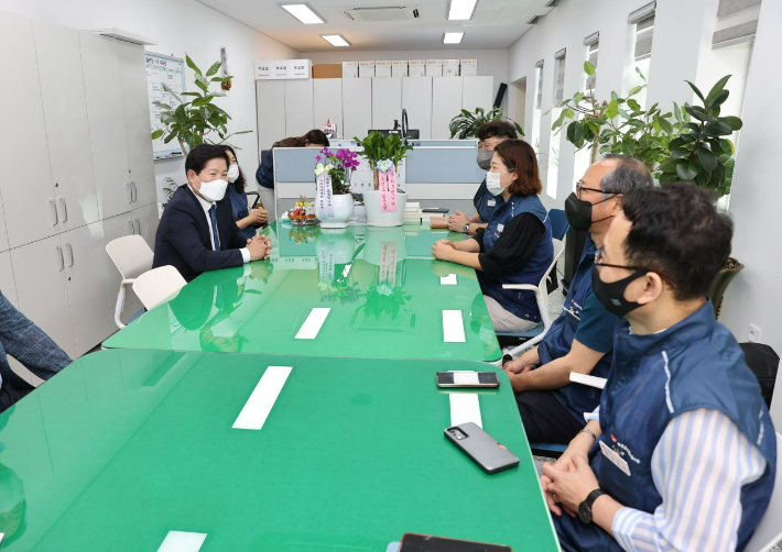 공영민 고흥군수(왼쪽)가 취임 직후 노조 사무실을 찾아 장인화 지부장 등과 대화하고 있다. 고흥군지부 제공