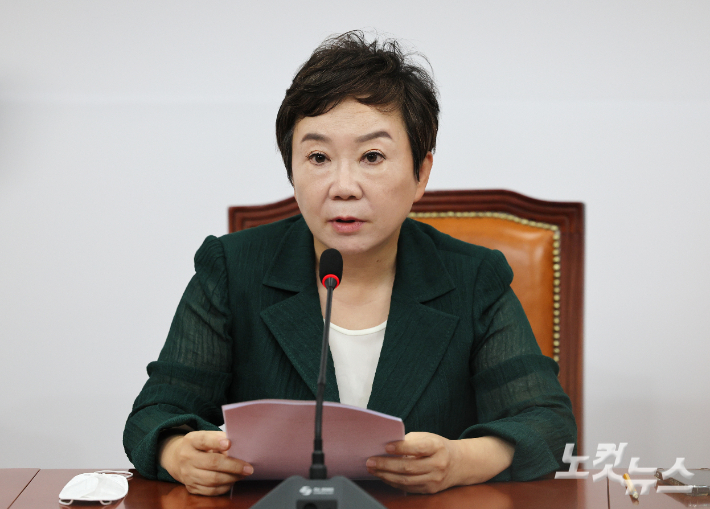 국민의힘 정미경 최고위원이 8일 서울 여의도 국회 당 대회의실에서 최고위원 사퇴 기자회견을 하고 있다. 윤창원 기자