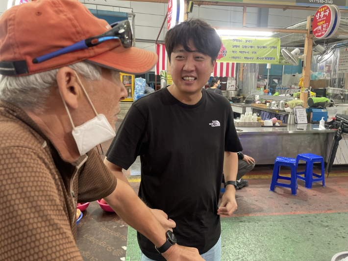  (대구=연합뉴스) 김현태 기자 = 국민의힘 이준석 전 대표가 30일 오후 대구 동구 방촌시장을 찾아 시민과 얘기하고 있다. 2022.8.30  mtkht@yna.co.kr (끝) 연합뉴스