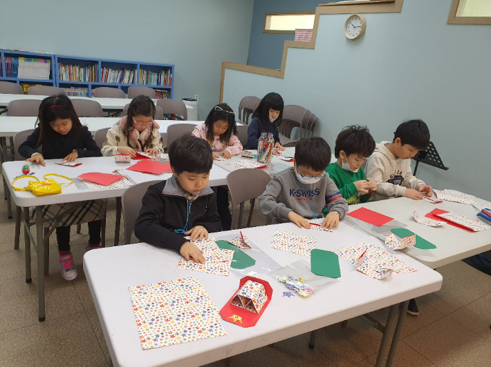 빛과소금의교회는 갈매맘카페회원들의 요청으로 방학동안에 돌봄교실을 운영하고 있다.