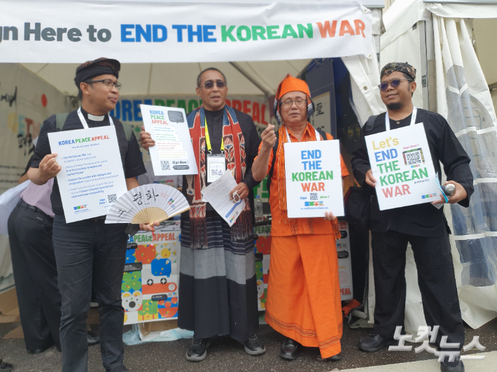 인도네시아 교회협의회 관계자들이 한반도종전평화캠페인 부스를 찾아 종전 선언을 촉구하는 서명을 한 뒤 기념사진을 찍고 있다. 