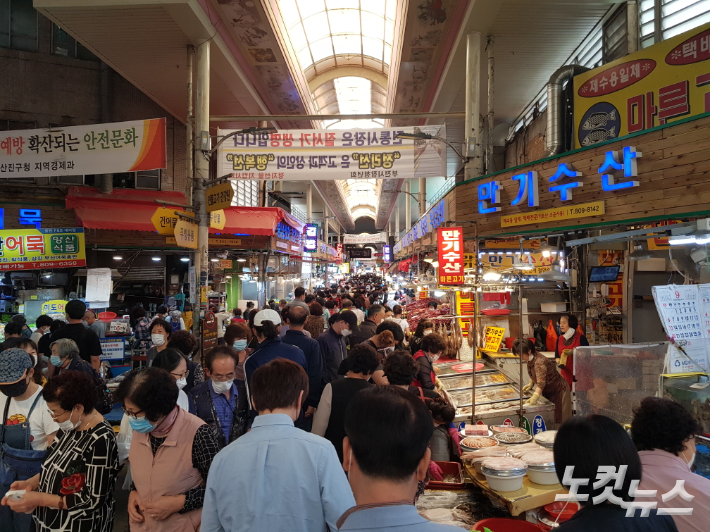 부산시는 코로나19와 각종 사건·사고, 생활민원에 신속하게 대응하기 위해 추석 연휴가 시작되는 9월 9일부터 마지막 날인 12일까지 시와 구·군에 대책반별 종합상황실을 운영한다. 추석 연휴를 앞둔 지난달 29일 부산 부전시장이 몰려든 인파로 북적이고 있다. 박진홍 기자