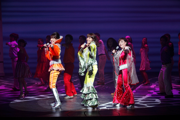 여수 예울마루 무대에서 국민 뮤지컬 '맘마미아' 공연이 펼쳐지고 있다. 예울마루 제공