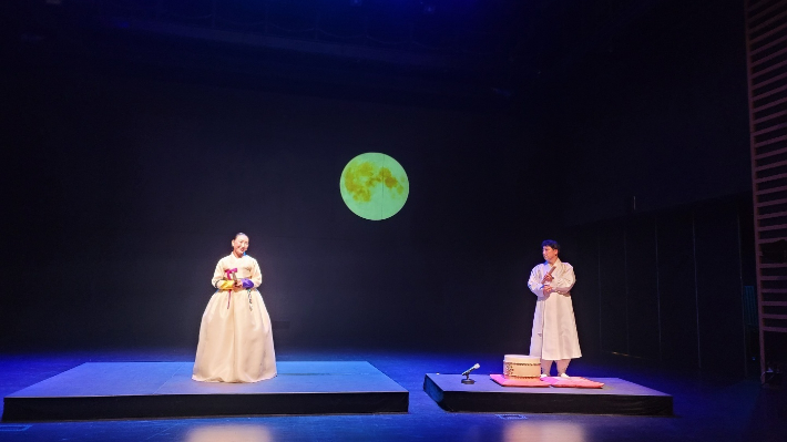 소리꾼 제정화 명창이 예울마루 무대에서 공연하고 있다. 제정화 명창 제공