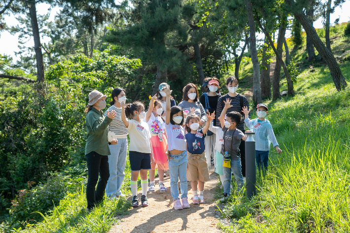 예울마루 앞 예술의 섬 장도에서 지역의 어린이들이 생태예술교육 프로그램에 참여하고 있다. 예울마루 제공