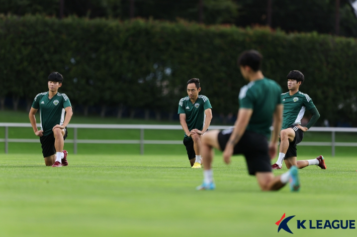 몸을 풀고 있는 전북 현대 문선민(왼쪽 두 번째) 자료사진. 한국프로축구연맹