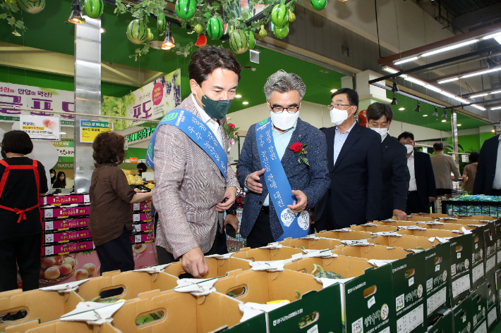 강원도 농산물 판촉행사에 참여한 김진태 강원도지사. 강원도 제공 