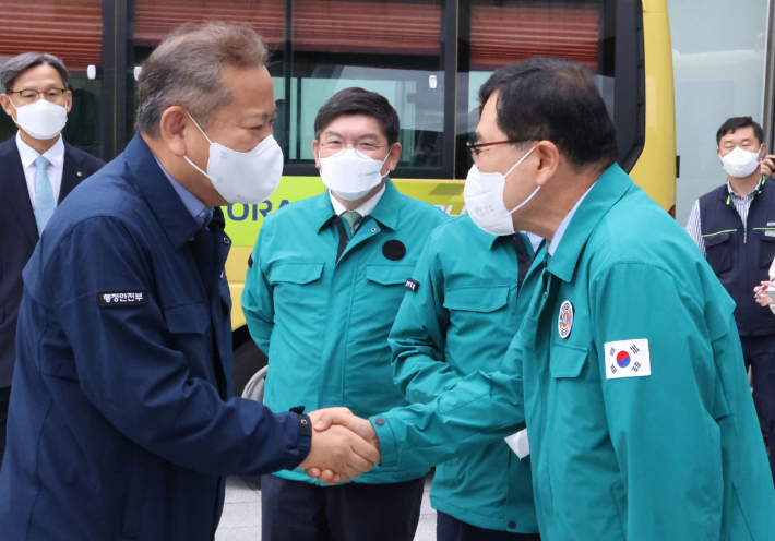 주낙영(우측) 경주시장이 이상민 행정안전부 장관과 인사를 나누고 있다. 경주시 제공