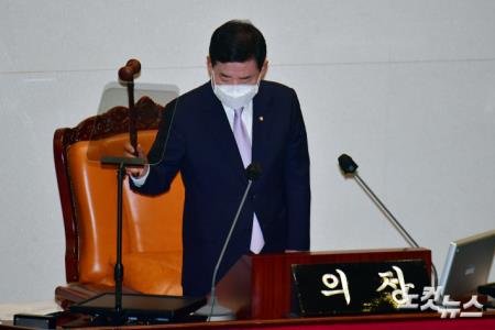 1일 서울 여의도 국회 본회의장에서 열린 제400회 국회(정기회) 1차 본회의에서 김진표 국회의장이 의사봉을 두드리고 있다.