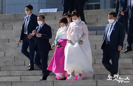 더불어민주당 전혜숙, 이수진 의원이 1일 서울 여의도 국회에서 열린 제21대 후반기 국회의원 단체사진 촬영에서 한복을 입고 자리로 향하고 있다.
