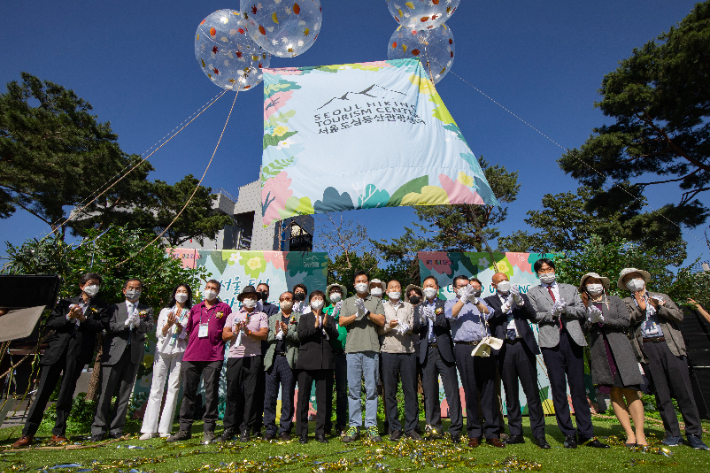 서울 도심 등산관광센터 개관식에서 오세훈 서울시장, 이순희 강북구청장, 주한 외국대사, 길기연 서울관광재단 이사장 등 주요 내빈들이 참석한 가운데 센터 개관 축하 퍼포먼스를 진행하고 있다. 서울관광재단 제공