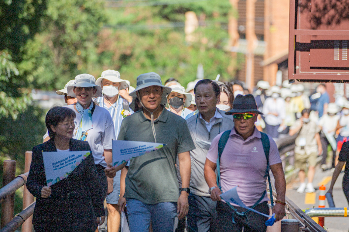 서울 도심 등산관광센터 개관식 부대행사로 내빈들이 엄홍길 대장과 함께 북한산 탐방을 진행하고 있다. 좌측 앞줄부터 이순희 강북구청장, 오세훈 서울시장, 길기연 서울관광재단 대표이사, 엄홍길 대장. 뒤에는 외국인 등산 챌린지 참가자들. 서울관광재단 제공